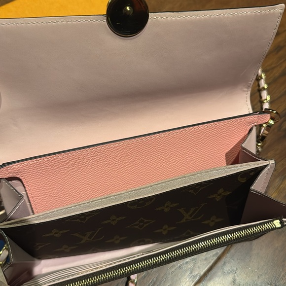 LOUIS VUITTON
Rose Ballerine Monogram
Canvas Flore Wallet - Picture 10 of 12